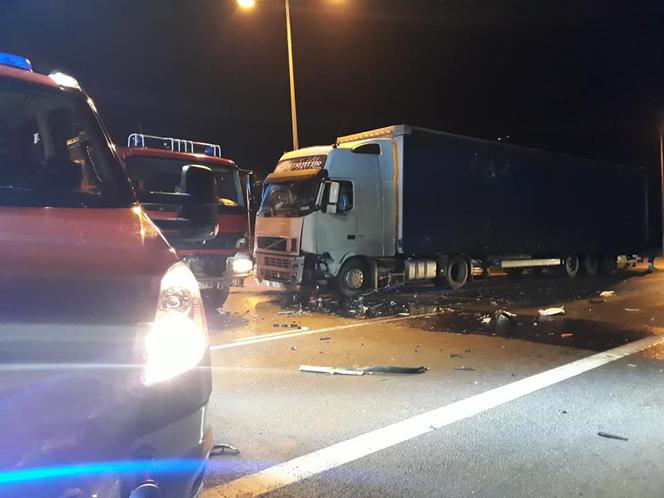 Wypadek na obwodnicy Nakła. Tir zderzył się z osobówką! GIGANTYCZNE utrudnienia
