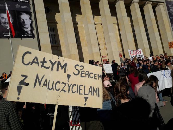 Uczniowie protestują przed kuratorium