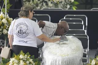 Poruszające obrazki na pożegnaniu Pelego. Zdjęcia, po których trudno powstrzymać łzy, Brazylia oddaje hołd legendzie