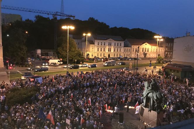 Protest w obronie wolnych sądów w  Bydgoszczy