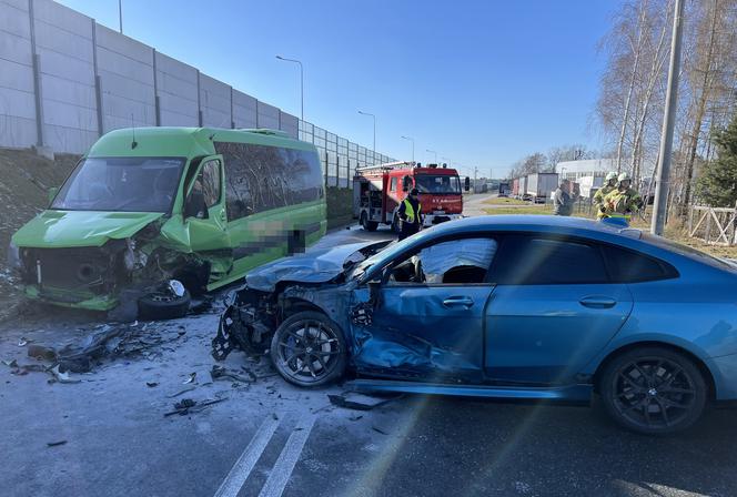 Sportowe BMW czołowo zderzyło się z busem pełnym ludzi. 5 osób trafiło do szpitala