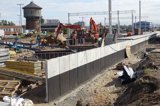 Tak zmienia się stacja PKP Olsztyn Główny. Rośnie konstrukcja nowego peronu, przybywa nowych torów [ZDJĘCIA]