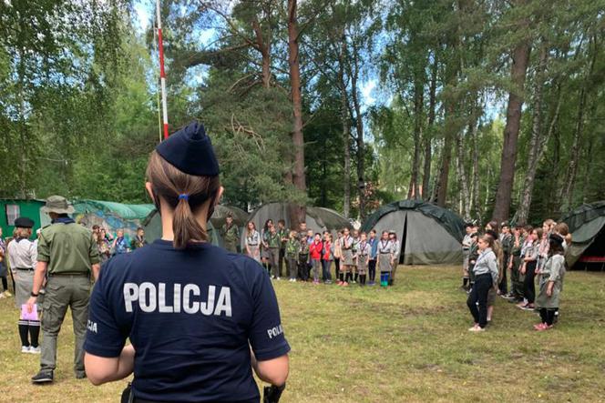 Koszalińska policja podczas spotkania z uczestnikami obozu harcerskiego