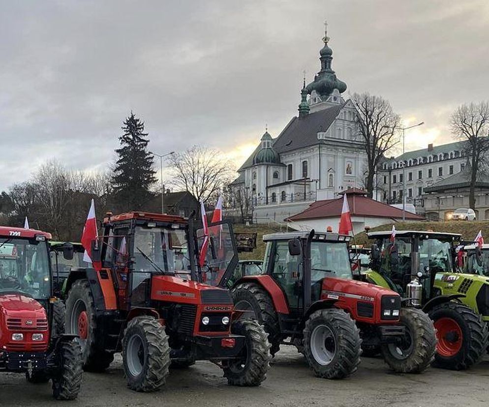 Rolnicy zebrali się pod sanktuarium. Ciągniki ruszają na Tarnów! Będą gigantyczne utrudnienia