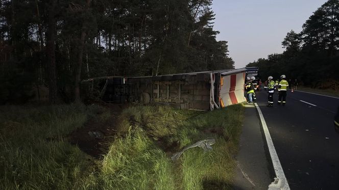 Toyota zmiażdżona przez ciężarówkę! 65-latka nie miała żadnych szans