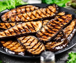 Najlepsze są z grilla, bo smażone chłoną tłuszcz. Zneutralizują rakotwórcze toksyny