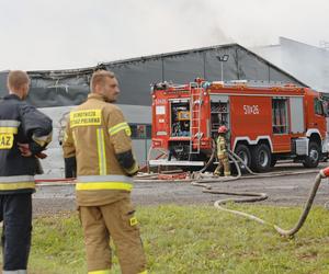 Wciąż płoną hale produkcyjne w Małopolsce. Strażacy apelują o nieotwieranie okien 