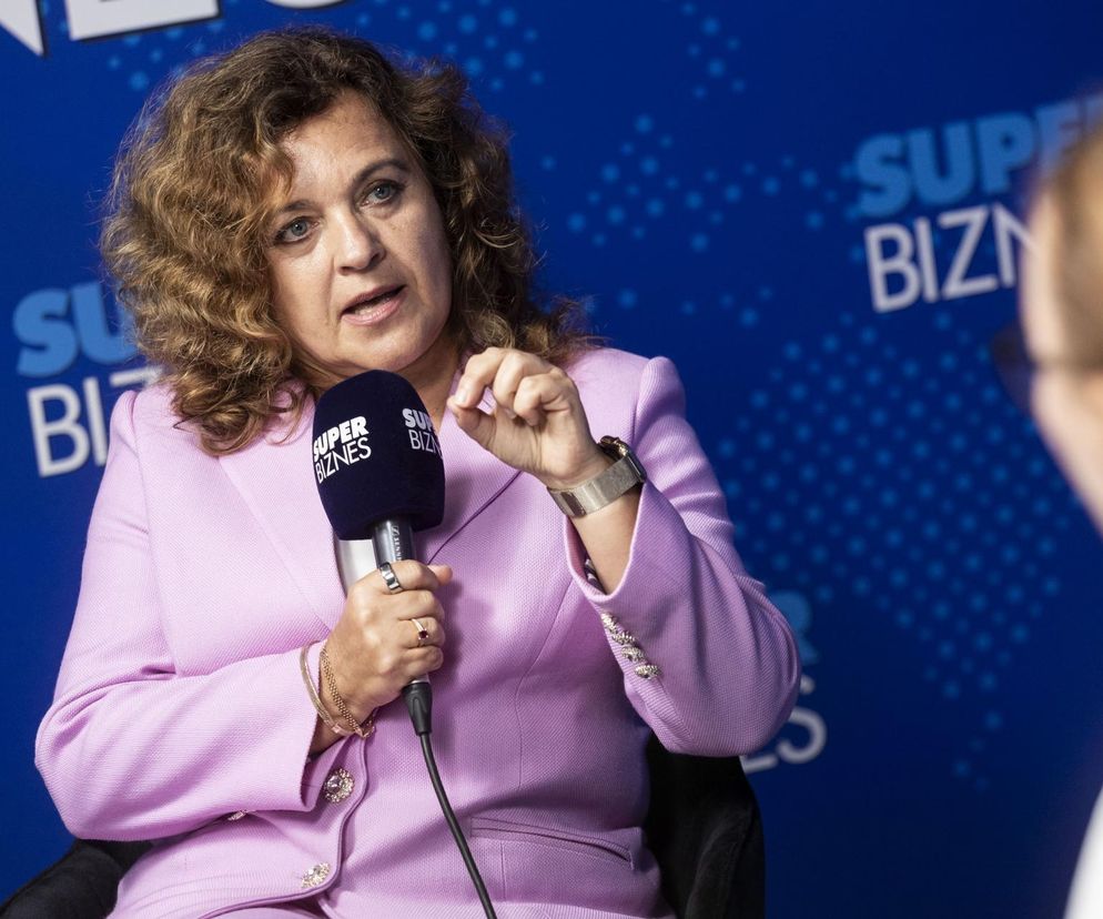 Anna Rulkiewicz, prezes Lux Med, w rozmowie podczas forum ekonomicznego.  Prezes omawia rozwój prywatnych ubezpieczeń zdrowotnych w Polsce,  kluczowy element strategii Lux Med.  Dowiedz się więcej o tym, jak Super Biznes wspiera rozwój firm, na portalu Super Biznes.