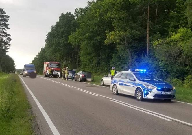 Wypadek na trasie Białystok - Mońki. Zderzenie trzech pojazdów. Kobieta w szpitalu