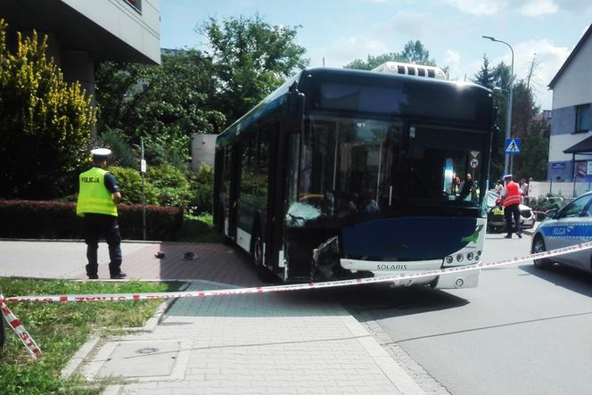 Zderzenie autobusu MPK z samochodem na Azorach