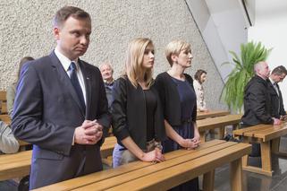 Andrzej Duda głosuje z rodziną