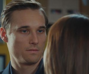 M jak miłość odcinek 1871 ostatni - finał sezonu. Aneta (Ilona Janyst), Olek (Maurycy Popiel) 