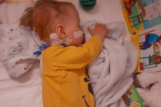 „Pomóżcie nam ocalić córeczkę”. Laura w obliczu śmiertelnej choroby. Rodzice rocznej dziewczynki potrzebują wsparcia