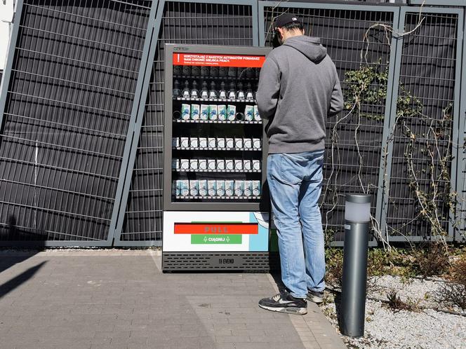 Automat z maseczkami i żelem antybakteryjnym w Warszawie