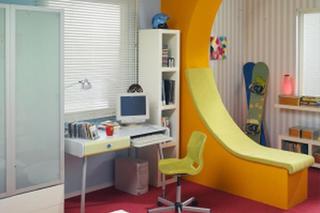 Kolorowy pokój dla chłopca, a w nim ścianka-leżanka. Aranżacja wnętrza
