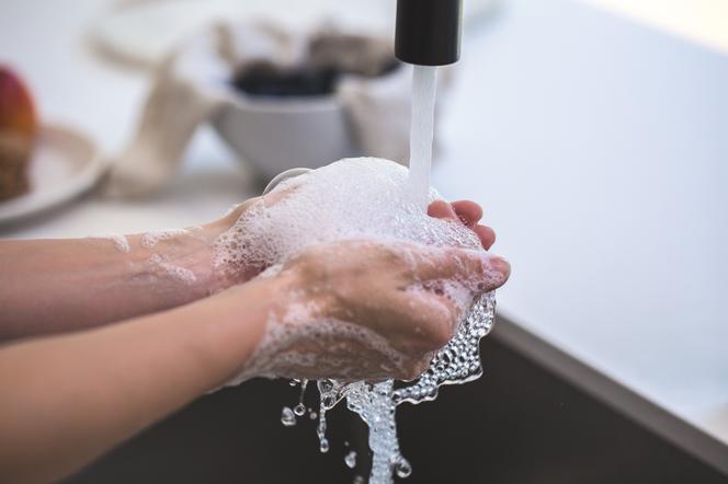 Jak zrobić płyn do dezynfekcji rąk? Prosty przepis na domowy płyn dezynfekujący