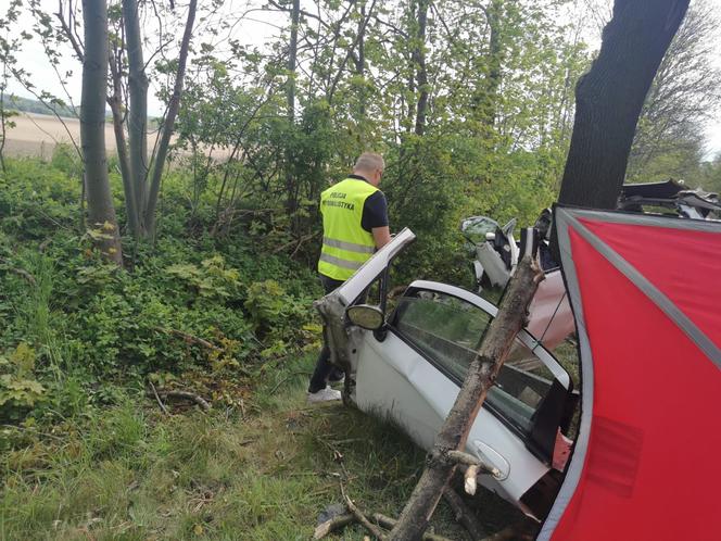 Koszmarny wypadek w Wyrach. Zginął młody kierowca