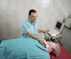 RAK KRTANI zaczyna się od CHRYPY. Objawy i leczenie raka krtani