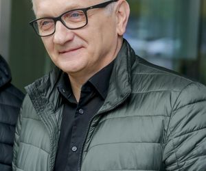 Dawno niewidziany Dariusz Kowalski pojawił się na premierze filmu. Tak dziś wygląda odtwórca roli Janusza Tracza z Plebanii