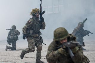 Ponad 70 tys. zł w rok dla studentów-żołnierzy. MON uszczelnia system