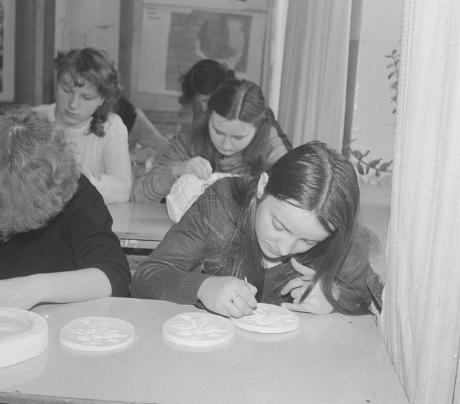 Gra w klasy, mundurki i wielkie uroczystości! Tak wyglądała szkoła 40 lat temu [ARCHIWALNE ZDJĘCIA]