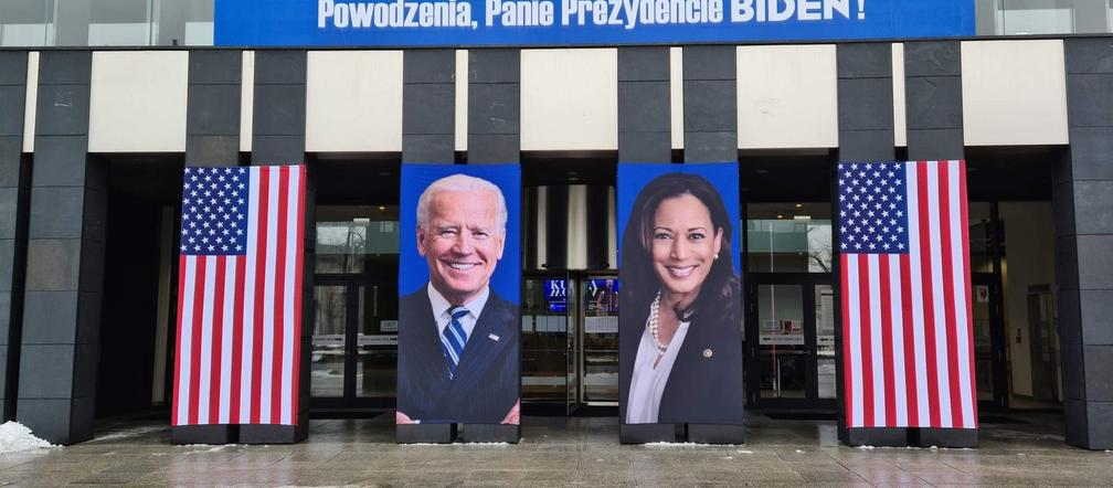 Przed Urzędem Marszałkowskim w Poznaniu stanął... Joe Biden! Żenada roku