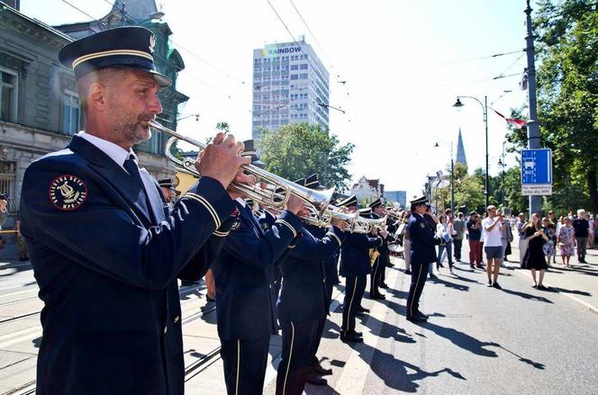 Łódź. Obchody Święta Wojska Polskiego na Placu Katedralnym