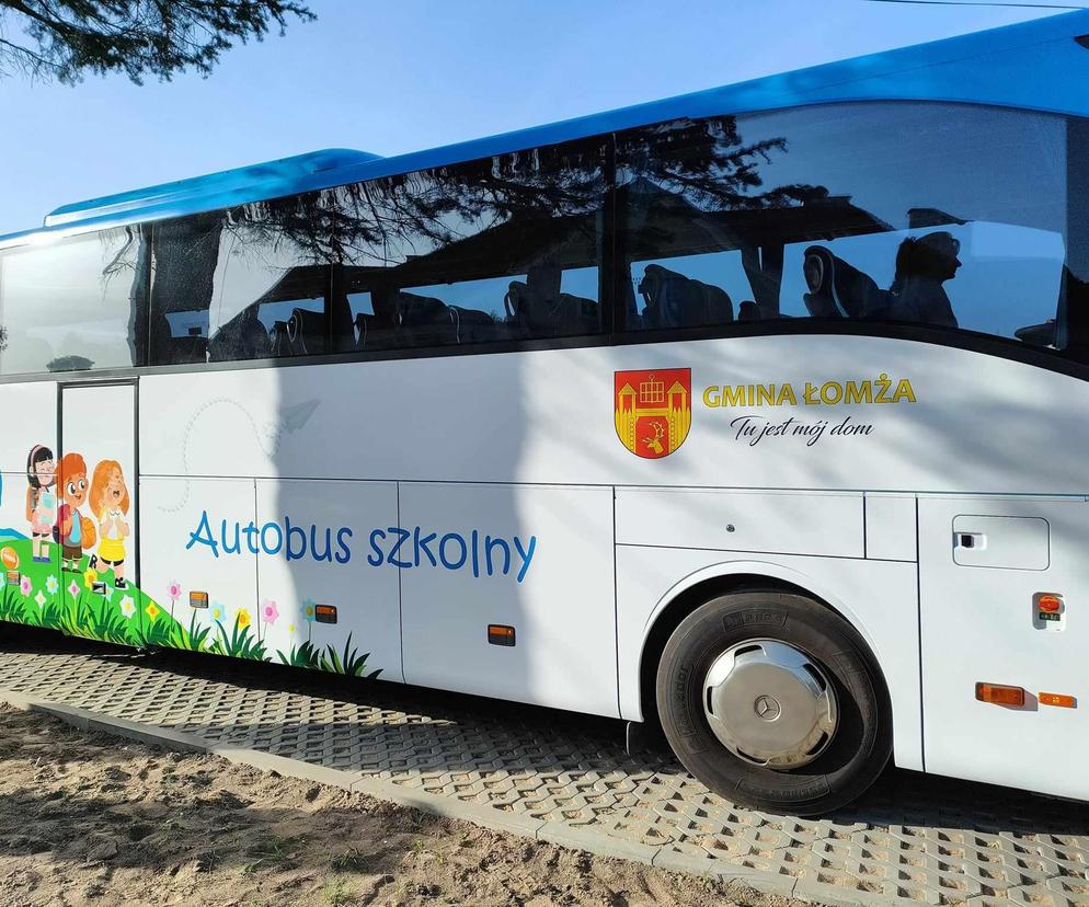 Dzieciaki ze Szkoły Podstawowej w Konarzycach mają nowy kolorowy autobus szkolny. ZDJĘCIA