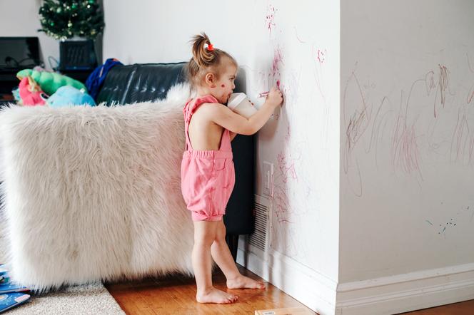 dziecko malujące ściany