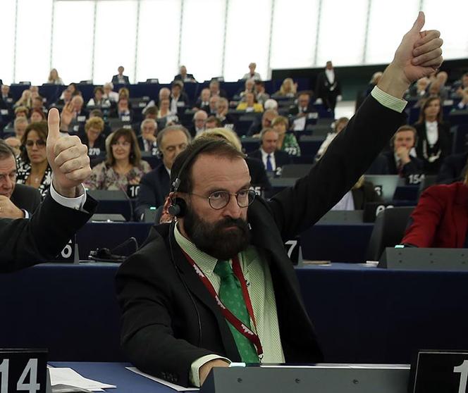 Europoseł potępiał gejów. Przyłapano go na orgii z 25 facetami!