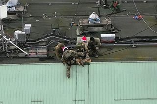 Kontrterroryści w czapkach św. Mikołaja zwisali z dachu szpitala. Zrobili to dla dzieci