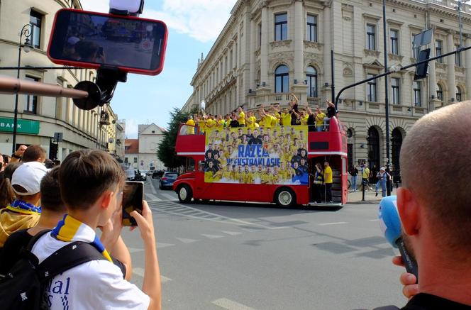 Motor Lublin po 32 latach znowu zagra w piłkarskiej ekstraklasie! Wielka feta na ulicach miasta. "Awans jest nasz, Motor United!"