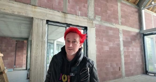 Michał Wiśniewski na budowie swojego domu