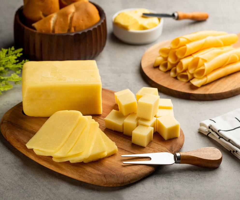 Nie daj się nabrać na droższe, żółte sery bez laktozy