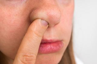 Dłubanie w nosie może zwiększać ryzyko Alzheimera? Zaskakujące odkrycie 