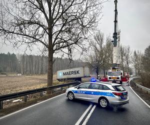 Nietrzeźwy kierowca Tira uderzył w drzewo na DK11 
