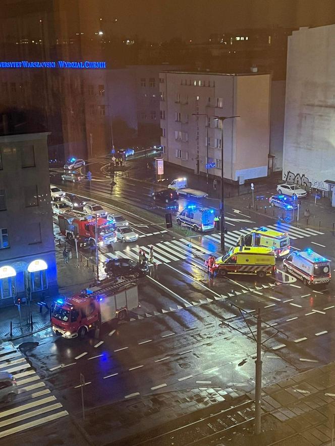 Warszawa. Prywatna karetka na sygnale huknęła w osobówkę. Jedna osoba trafiła do szpitala