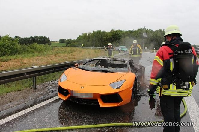 Lamborghini Aventador warte milion spłonęło na autostradzie