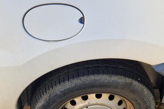 Nieznany sprawca przebija opony w samochodach zaparkowanych przy ul. Białobrzeskiej 