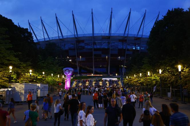 Koncert Sanah na PGE Narodowym w Warszawie - tłumy pod stadionem