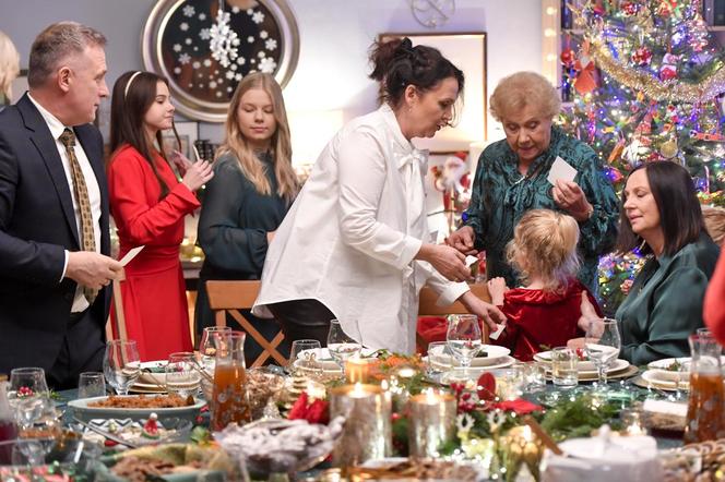 Święta w M jak miłość odcinek specjalny. Marysia (Małgorzata Pieńkowska), Artur (Robert Moskwa), Basia (Karina Woźniak), Barbara (Teresa Lipowska), Lenka (Olga Cybińska)