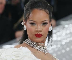 Rihanna w zmysłowej sesji zdjęciowej. Pokazała nie tylko ciążowe krągłości