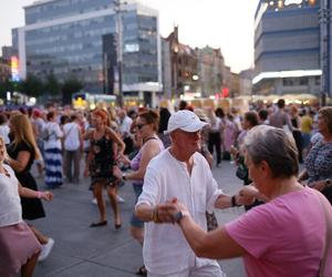 Potańcówka przed Teatrem Śląskim w Katowicach