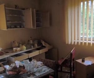 Celestynów. Nastolatkowie zdemolowali cudzy dom. Wyrzucili nawet telewizor przez okno [ZDJĘCIA]