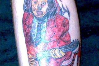 10 naprawdę tragicznych rockowych tatuaży. Będą musieli z tym żyć