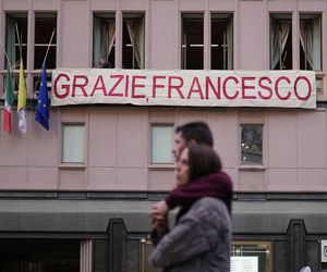 Tłumy w Watykanie. Wierni oddają hołd papieżowi Franciszkowi