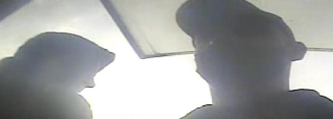 Poznań: Podejrzane nakładki na klawiaturze bankomatu. Policja szuka tych mężczyzn 