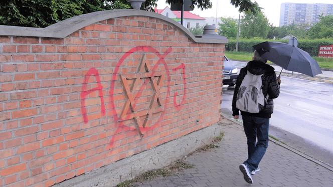 Napis „Anty-Jude” na murze cmentarza żydowskiego. Pomóżcie ustalić wandala!