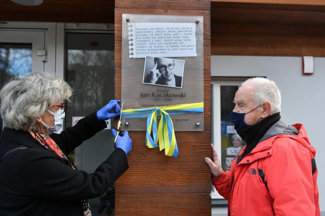 Tablicę poświęconą ks. Janowi Kaczkowskiemu odsłonięto w Sopocie. Mija 5 lat od jego śmierci