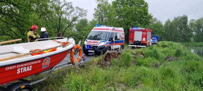 Dankowice: 18-latek wpadł w poślizg. Jego auto wjechało do stawu